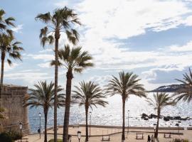 Vue mer et remparts. Entre vieille ville et plages，位于昂蒂布的酒店