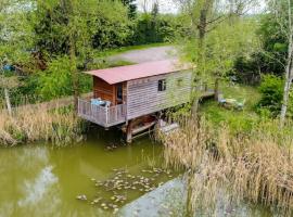 Lakeside Cabin on Stilts- 'Kingfisher'，位于Rous Lench的木屋