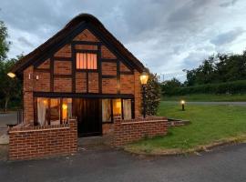 Cosy Cottage next to Farmers Arms Country pub.，位于格洛斯特的酒店