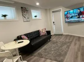 Cozy Private 1 bedroom basement suite - free parking and free Wifi