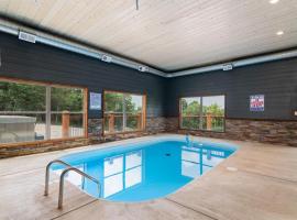 Staycation Lodge with Indoor Pool and Basketball Court，位于布兰森的山林小屋