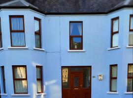 Luxury 3 bedroom house with peaceful garden, sleeps 6 and 2 mins to beach，位于班多伦Donegal Equestrian Holidays附近的酒店