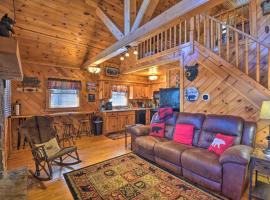 Helen Cabin with Deck and Hot Tub Less Than half Mi to Main St，位于海伦的酒店
