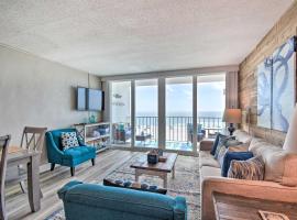 Bright Gulf Shores Beachfront Condo with Pool Access，位于格尔夫海岸的酒店