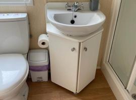 3 bed caravan Norfolk near the coast，位于Belton的酒店