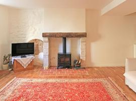 Maison de LOlivier, Beautiful Townhouse with Private courtyard，位于埃梅的酒店