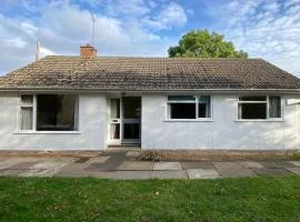 Cheerful 3 bedroom bungalow with indoor fire place