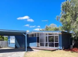 Beach Cottage. 100m to the beach 9minutes to Hot Springs. Pet Friendly