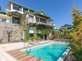 Villa Mountain Crest Kasauli with Treehouse , Sundeck & Breakfast