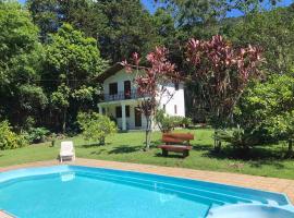 Casa em Friburgo com piscina lareira suíte & quarto，位于新弗里堡的酒店