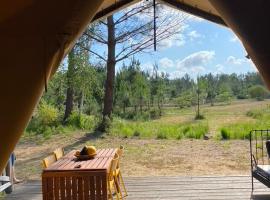 Camping la Kahute, tente lodge au coeur de la forêt，位于卡尔康的豪华帐篷