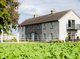 The Granary, Luxuriously Restored Barn on a Farm，位于瑟勒斯Lar na Pairce (The Story of the Gaelic Games)附近的酒店