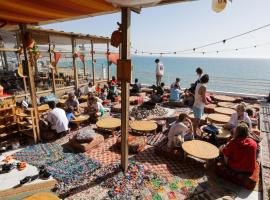 Locals Taghazout surfcamp，位于塔哈佐特的酒店
