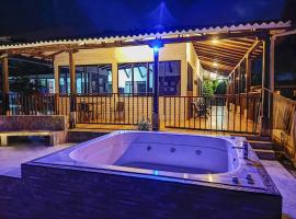 VILLA ALEJANDRA - Hermosa FINCA cerca al centro - Sendero - Jacuzzi，位于波帕扬的酒店