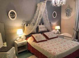 Maison de gardien , manoir de Pichemont, » la maison des écureuils »，位于Harcanville的酒店