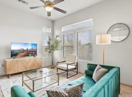 Vivant - Spacious 2BR King Bed Suites Close to Downtown and Airport