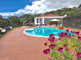 Casa do Ananas, cliff-top/ocean-front villa, Pico，位于拉日什杜皮库的酒店