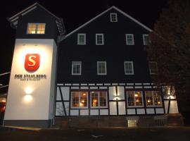 Der Stahlberg Hotel & Restaurant，位于希尔兴巴赫的带停车场的酒店