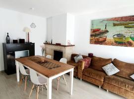 Apartamento acogedor cerca de la playa y puerto.，位于桑特费柳德吉克索尔斯的酒店