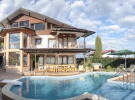 Villa Albena Bay View，位于阿尔贝纳的海滩短租房