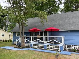 Cottage by the bay, sleeps 8 near Rehoboth beach，位于刘易斯的度假屋