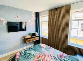 New studio flat overlooking city centre，位于泰晤士河畔金斯顿Kingston upon Thames Crown Court附近的酒店