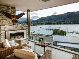 Nautilus Penthouse - Sleeps 8 - Lakefront - Walking Distance to Wanaka