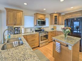 Waterfront East China Home with Dock and Patio!，位于Marine City的酒店