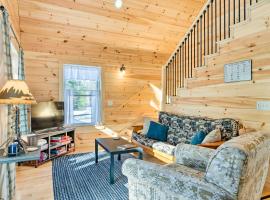Maine Cabin Rental on Rangeley Lake!，位于兰奇利的酒店
