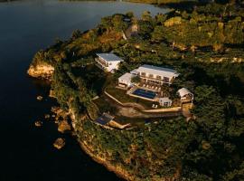 Exclusive Cliff House with Pool and Beach Access，位于Dumanjug的乡村别墅