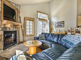 Mountainside Winter Park Ski Home with Hot Tub，位于冬季公园的酒店