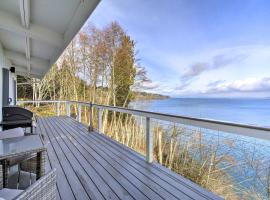 Waterfront Kingston Getaway on Puget Sound!，位于Kingston的度假屋