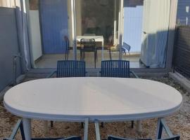 Studio 4 personnes avec jardinet à 2 pas des plages "Chez Manon"，位于卡罗的酒店