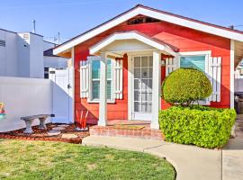 Colorful Long Beach Bungalow with Patio and Grill，位于长滩的酒店