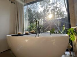 Vague Luxurious Tiny House Luxe Wellness, Spa Bad,Beamer, Veluwe，位于宁斯佩特的酒店