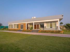 Luxury Farmhouse Stay, Pure Vegetarian- Santushti Farm, NCR，位于Tibri的酒店