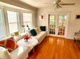 Near Train Station Gorgeous 3-Bedroom Apartment with Patios，位于波士顿的酒店