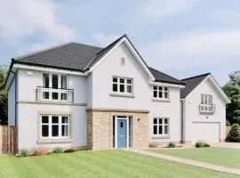 Glasgow Central Luxurious Villa - Spacious and Contemporary. 13 mins Drv to Glasgow City Centre. 6 bedrooms, 5 Bathrooms, Double Garage, E Car Charging, Huge Garden. Excellent Location, Golf Course minutes away. Corporate Clients Welcome!