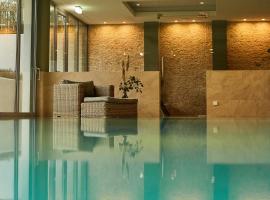 罗曼蒂克负和淄博酒店，位于蒂门多弗施特兰德的带泳池的酒店