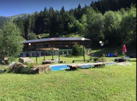 Camping & Chalet Pian della Regina，位于Cevo的露营地