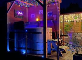 FINN VILLAGE - Loch Lomond Sunset Glamping Pod - Private Ofuro HOT TUB，位于德里门的带按摩浴缸的酒店