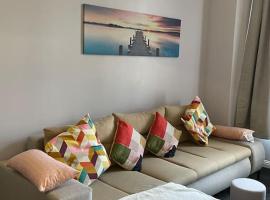 Spacious one bedroom flat, entire property.，位于格陵诺克的酒店