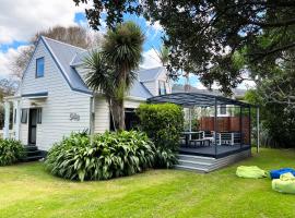 The Escape Artist - Whiritoa Holiday Home，位于Whiritoa的酒店