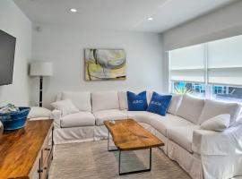 Juno Beach House w/ Private Pool: Walk to Beach!，位于朱诺海滩的酒店