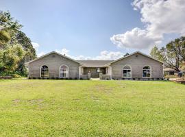 Waterfront Deltona Home with Pool and Screened Porch，位于德尔托纳的酒店