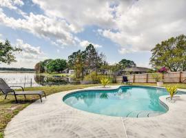 Screened Porch Waterfront Home in Deltona!，位于德尔托纳的酒店
