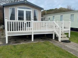 3 Bed Platinum Caravan PRESTHAVEN SANDS，位于普利斯坦丁的酒店