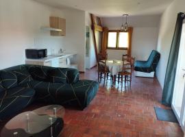 Appartement dans village calme à 5 min des lacs，位于Mathaux的酒店