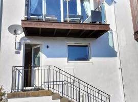 Seaview cosy 2 bed home in Lamlash - 'Mid Drive'，位于拉姆拉什的酒店