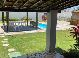 Casa aconchegante com piscina e muito espaço verde，位于阿拉卡茹的Spa酒店